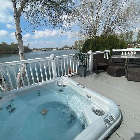 Lakeside Retreat 4 With Hot Tub, Private Fishing Peg Situated At Tattershall Lakes Country Park Bagian luar foto