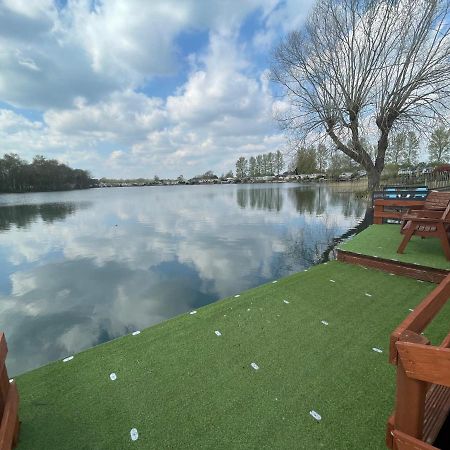 Lakeside Retreat 4 With Hot Tub, Private Fishing Peg Situated At Tattershall Lakes Country Park Bagian luar foto