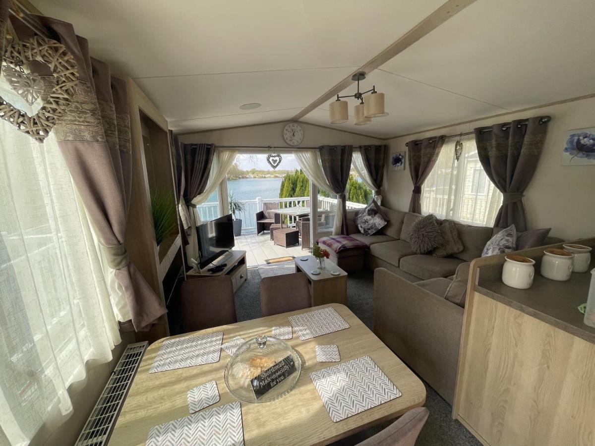 Lakeside Retreat 4 With Hot Tub, Private Fishing Peg Situated At Tattershall Lakes Country Park Bagian luar foto