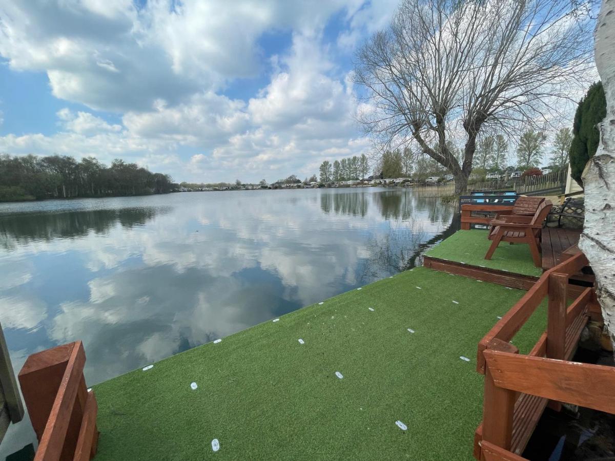 Lakeside Retreat 4 With Hot Tub, Private Fishing Peg Situated At Tattershall Lakes Country Park Bagian luar foto