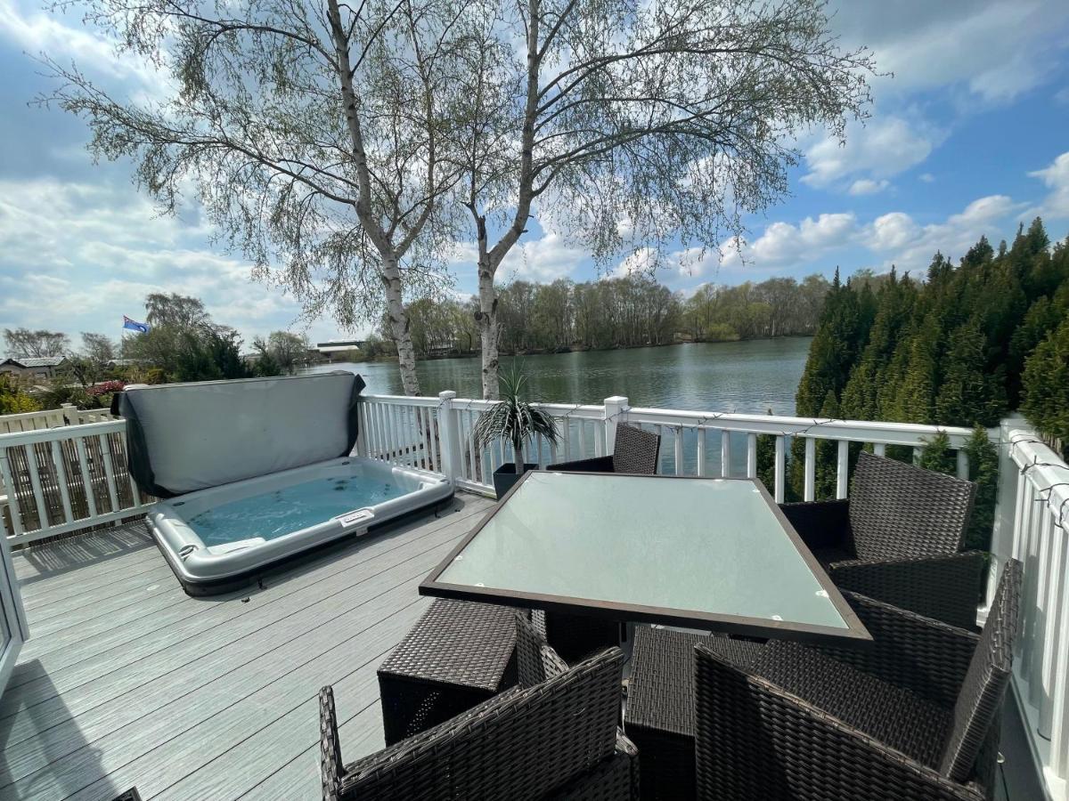 Lakeside Retreat 4 With Hot Tub, Private Fishing Peg Situated At Tattershall Lakes Country Park Bagian luar foto