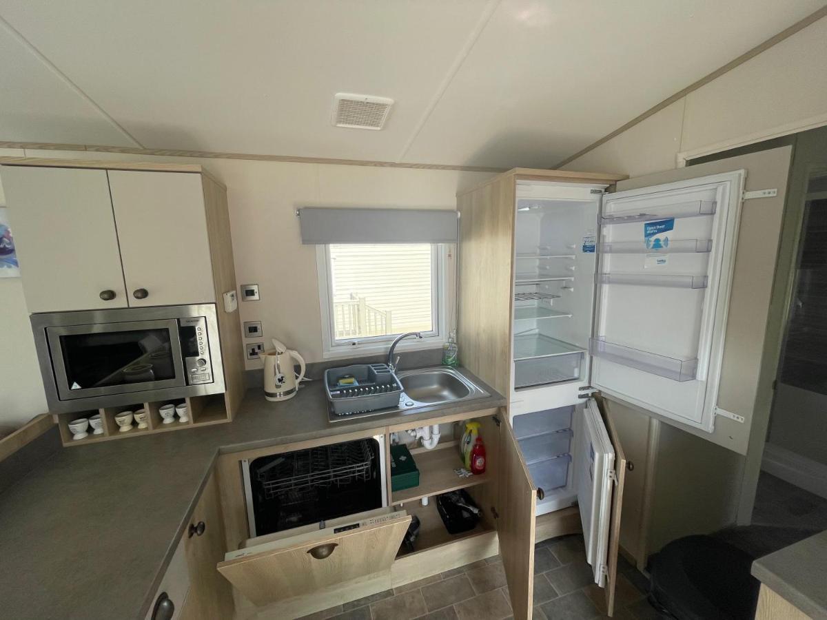 Lakeside Retreat 4 With Hot Tub, Private Fishing Peg Situated At Tattershall Lakes Country Park Bagian luar foto