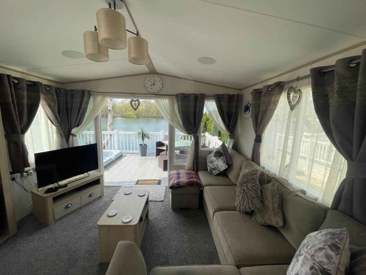 Lakeside Retreat 4 With Hot Tub, Private Fishing Peg Situated At Tattershall Lakes Country Park Bagian luar foto