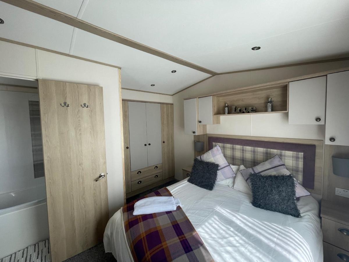 Lakeside Retreat 4 With Hot Tub, Private Fishing Peg Situated At Tattershall Lakes Country Park Bagian luar foto