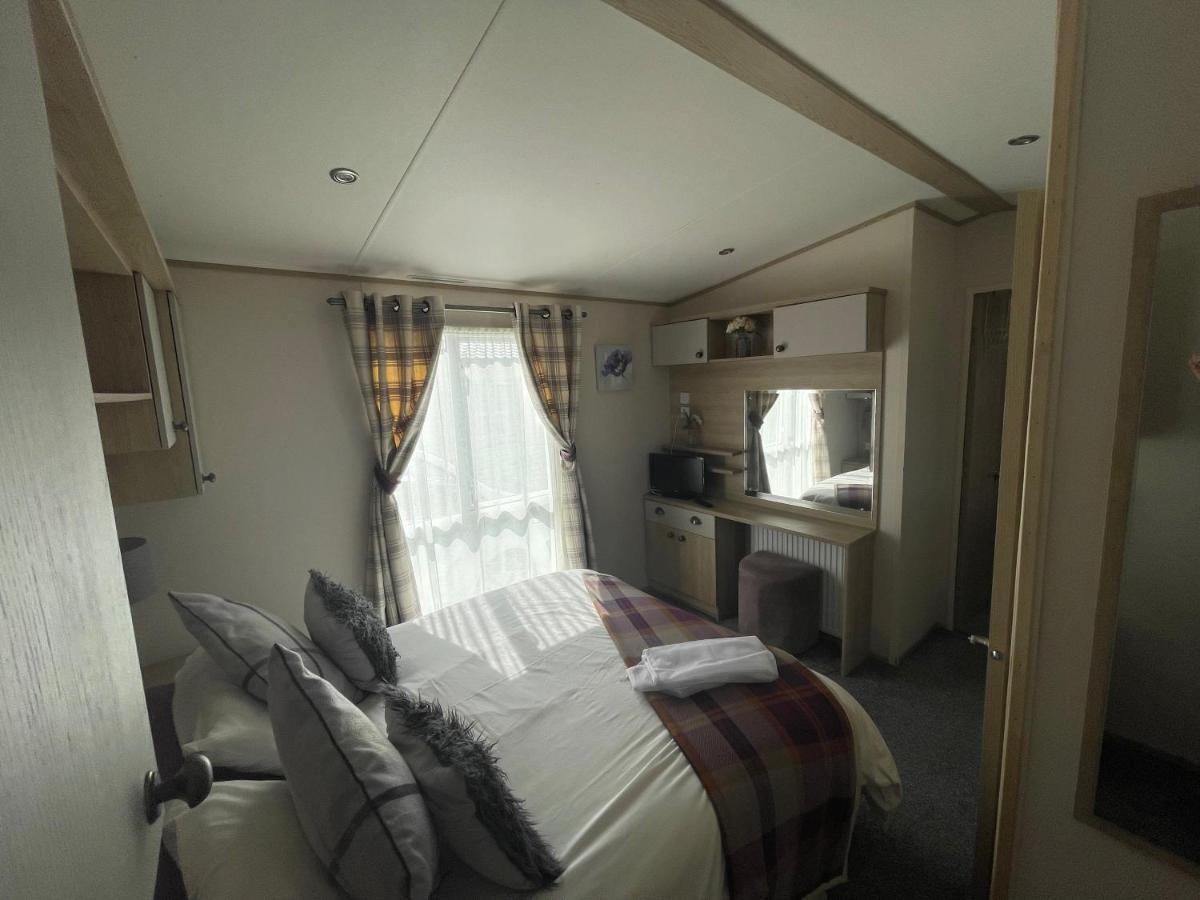 Lakeside Retreat 4 With Hot Tub, Private Fishing Peg Situated At Tattershall Lakes Country Park Bagian luar foto
