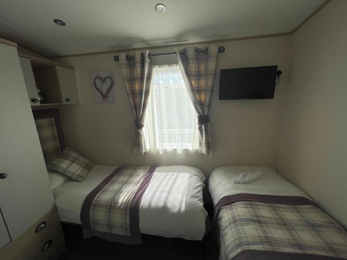 Lakeside Retreat 4 With Hot Tub, Private Fishing Peg Situated At Tattershall Lakes Country Park Bagian luar foto