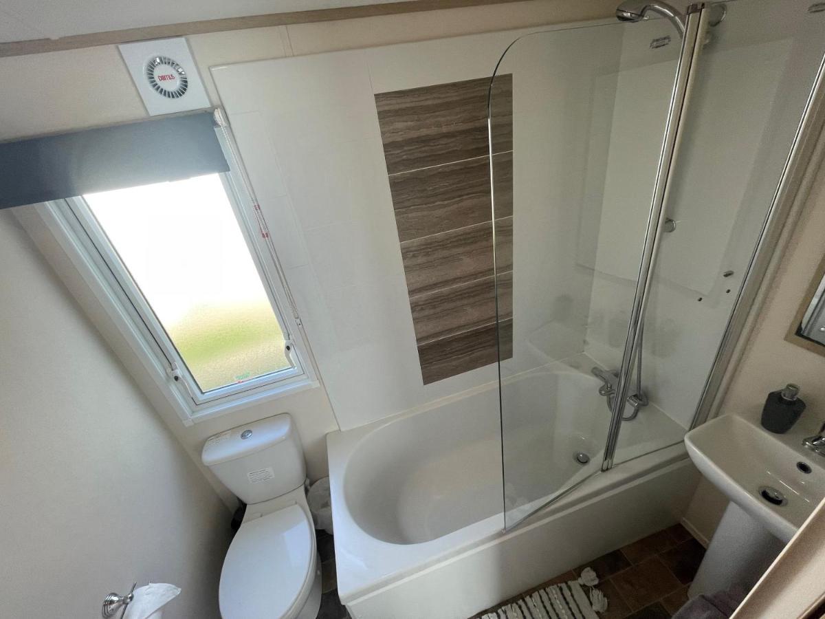 Lakeside Retreat 4 With Hot Tub, Private Fishing Peg Situated At Tattershall Lakes Country Park Bagian luar foto