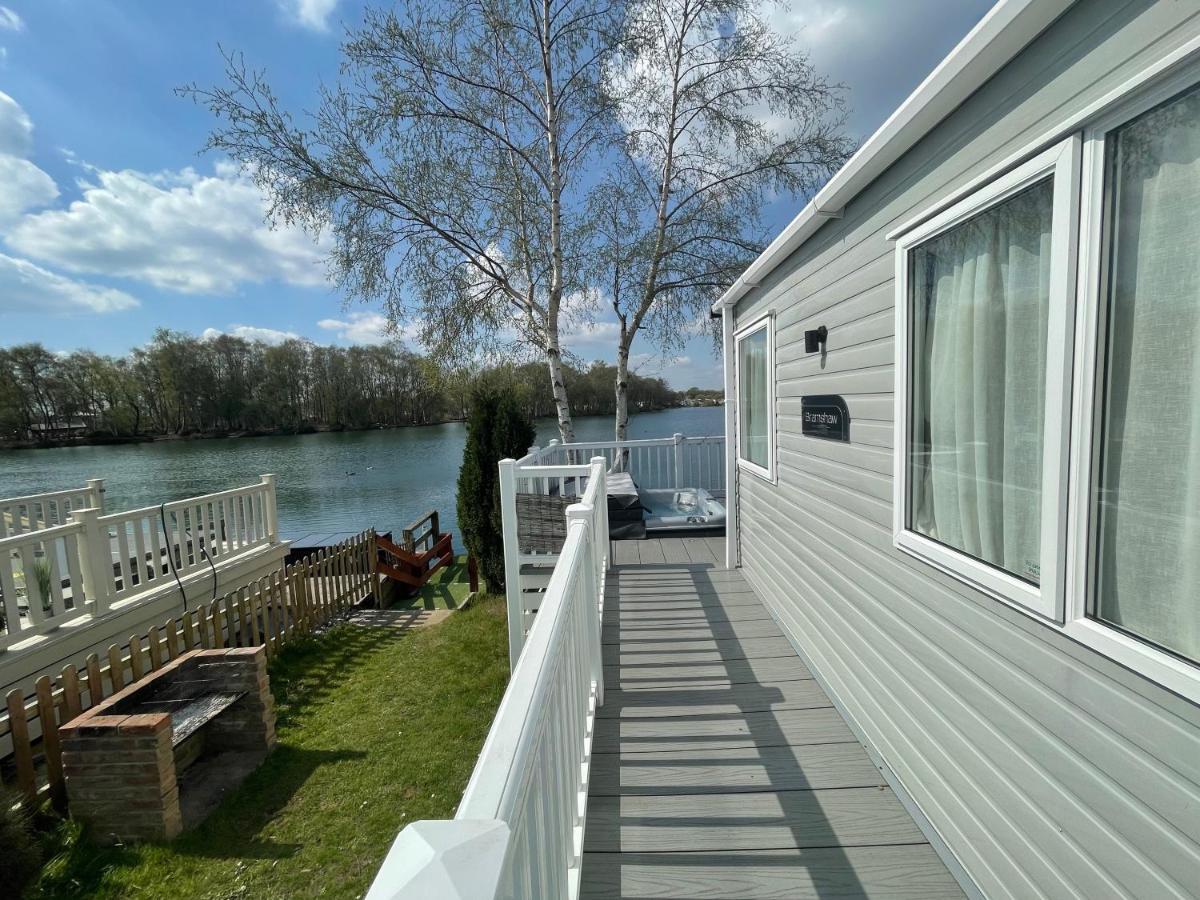 Lakeside Retreat 4 With Hot Tub, Private Fishing Peg Situated At Tattershall Lakes Country Park Bagian luar foto