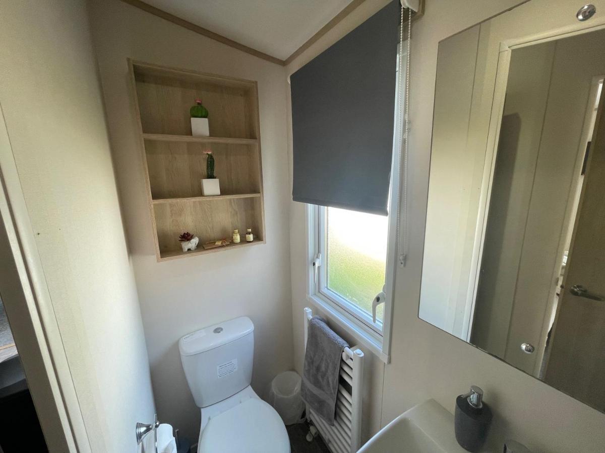 Lakeside Retreat 4 With Hot Tub, Private Fishing Peg Situated At Tattershall Lakes Country Park Bagian luar foto