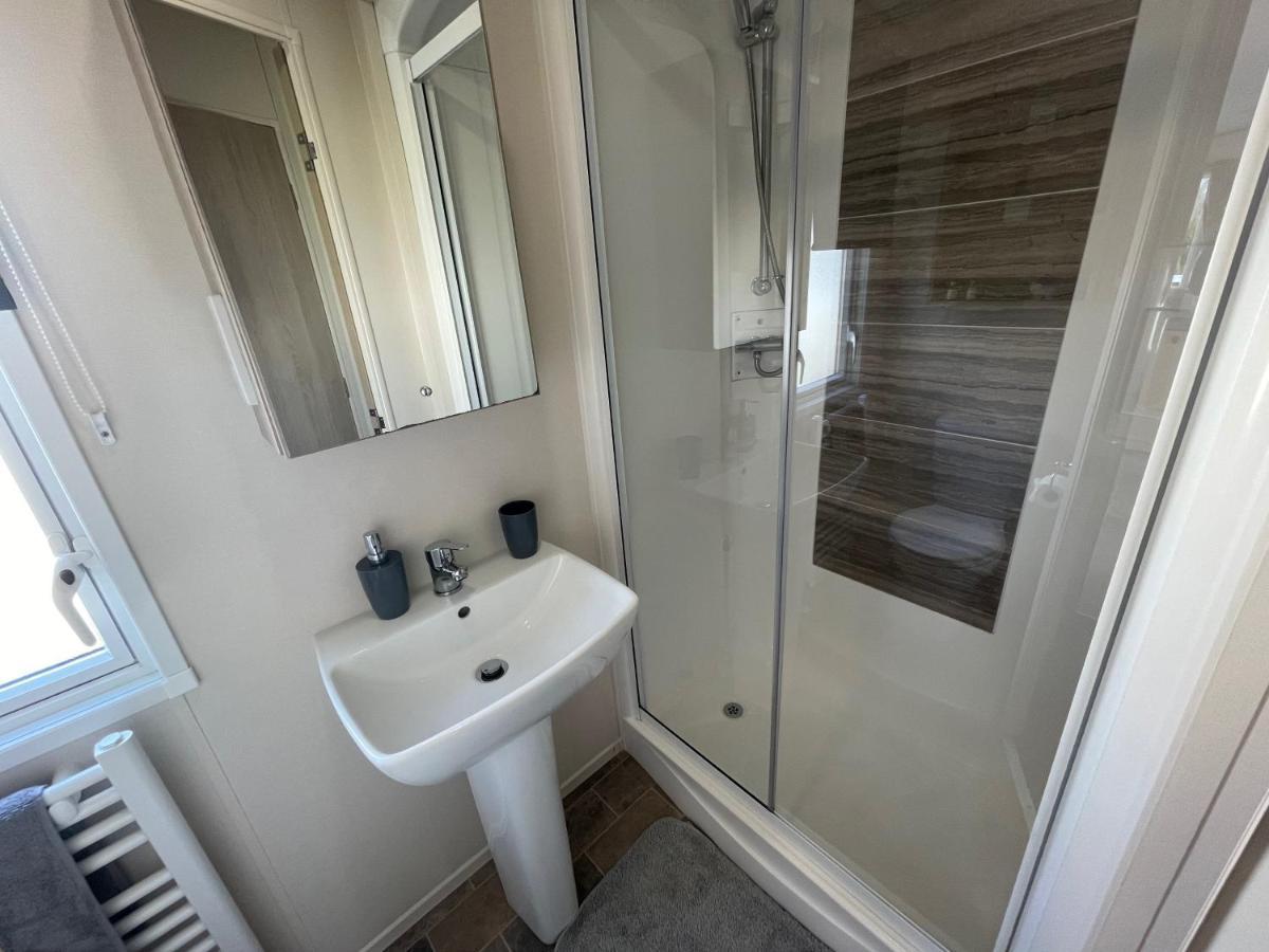 Lakeside Retreat 4 With Hot Tub, Private Fishing Peg Situated At Tattershall Lakes Country Park Bagian luar foto