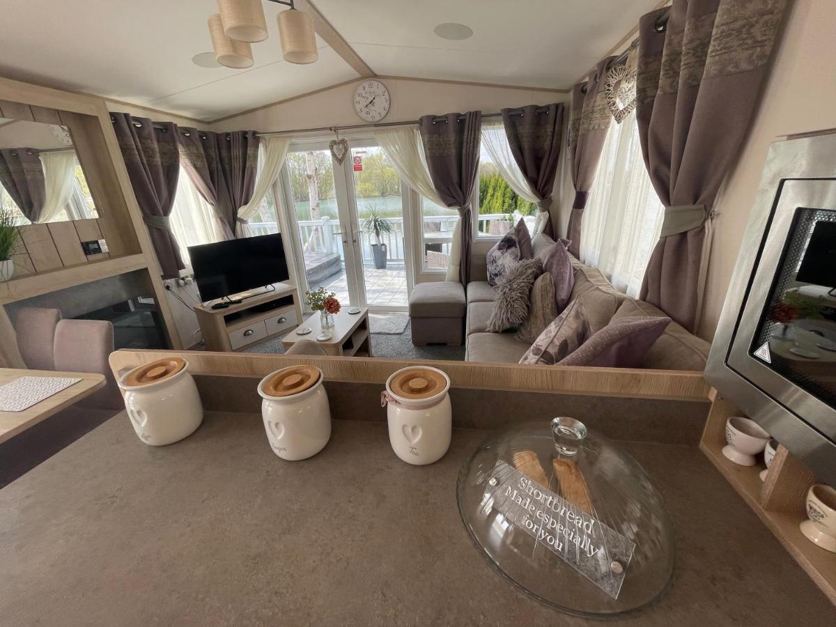Lakeside Retreat 4 With Hot Tub, Private Fishing Peg Situated At Tattershall Lakes Country Park Bagian luar foto